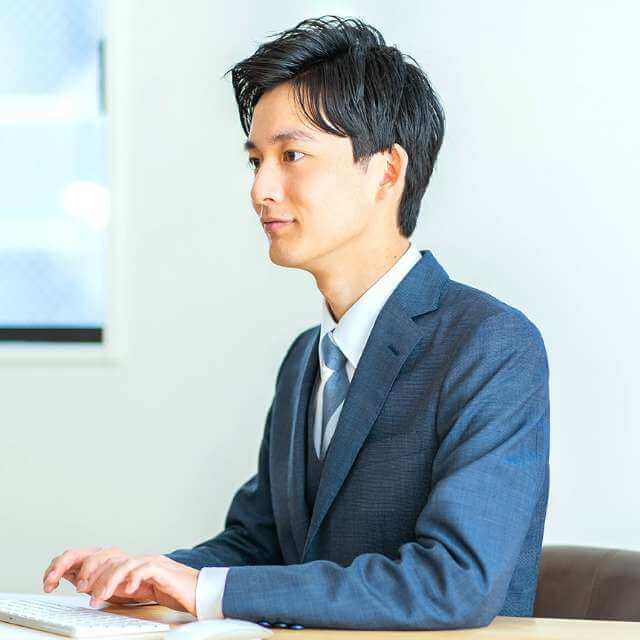 PCを操作する教師